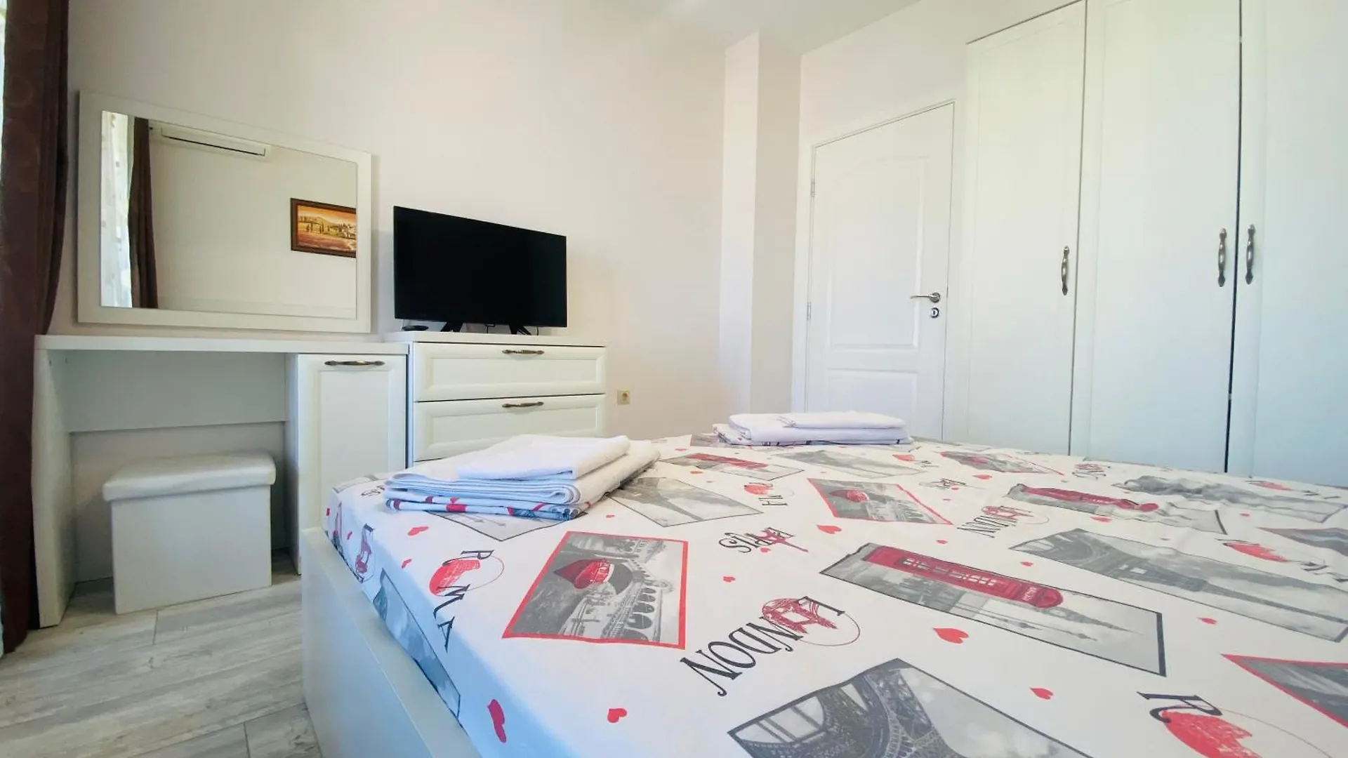1Bd Ap In La Mer Complex Private Beach And Pool Golden Sands